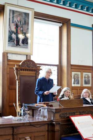 La reine Camilla remet officiellement les lettres patentes du statut de cité à la ville de Douglas.