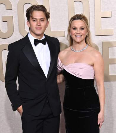 Reese Witherspoon et son fils Deacon Reese Phillippe lors de la 81e cérémonie des Golden Globe 