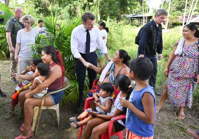 Le président Emmanuel Macron salue une habitante de Camopi.