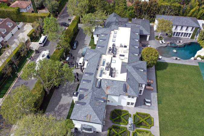 Ce lundi 25 mars 2024, plusieurs résidences possédées par le rappeur P. Diddy, notamment à Miami et à Los Angeles, ont été perquisitionnées par les autorités. 