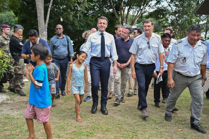 Le président Emmanuel Macron va à la rencontre des habitants de Camopi avec le 3ᵉ REI (régiment étranger d'infanterie).