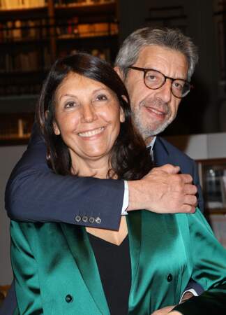 Dîner de Gala de l'association Moteur! : Michel Cymes complice avec sa femme Nathalie.