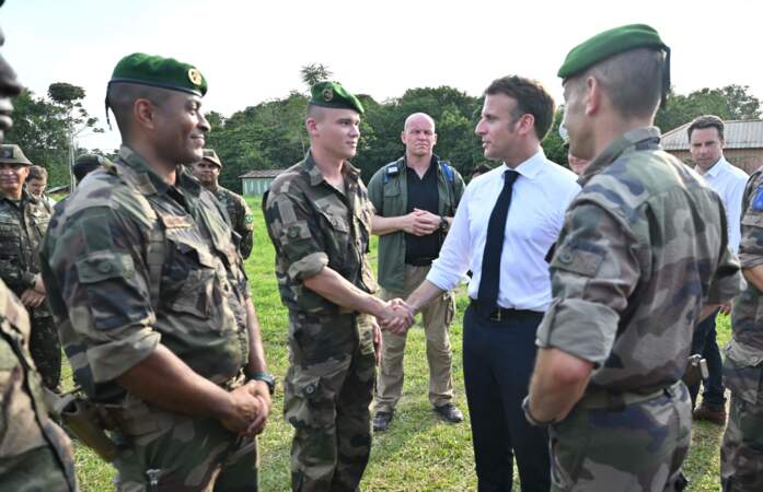 Le président Emmanuel Macron et sa délégation, en déplacement en Guyane, avec le 3ᵉ REI.