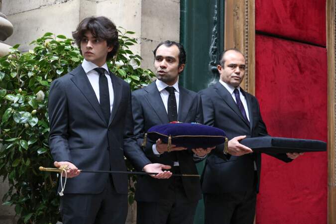 Jihed Gasmi-Mitterrand et le producteur et réalisateur franco-tunisien Said Kasmi-Mitterrand lors de la cérémonie des funérailles de leur père, Frédéric Mitterrand ainsi que son petit-fils.