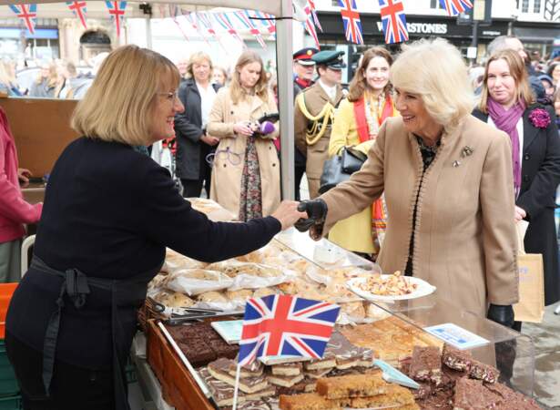 Chaque commerçant semble fier de rencontrer la reine Camilla