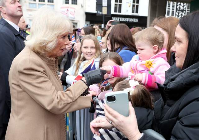 La reine Camilla très souriante lors de sa visite à Shrewsbury. Elle a une petite attention pour chacun