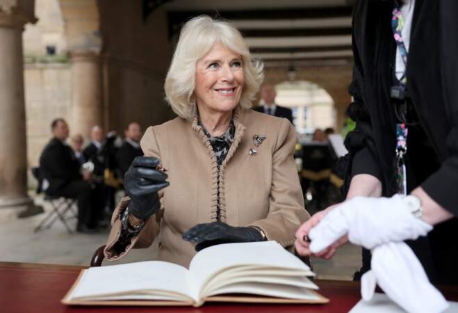Tradition oblige, la reine Camilla laisse un mot sur le livre d'or du Old Market Hall