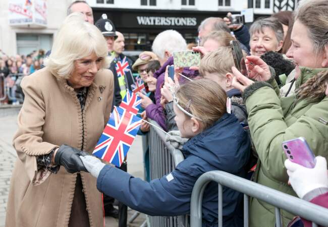 La reine Camilla très souriante lors de sa visite à Shrewsbury