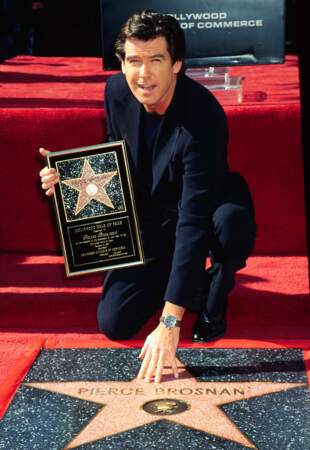 Pierce Brosnan inaugure, à 44 ans, son étoile en 1997, année de sortie de Demain ne meurt jamais.