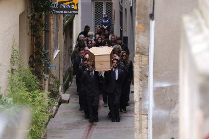 Le cercueil a été déplacé de l'église vers la place du village