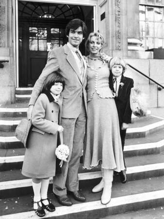 Pierce Brosnan se marie à 27 ans, en 1980 avec l'actrice australienne Cassandra Harris, déjà mère de Charlotte (née en 1971, morte le 28 juin 2013 d'un cancer de l'ovaire) et Christopher (né en 1972). Il adopte les deux enfants après la mort de leur père en 1986.