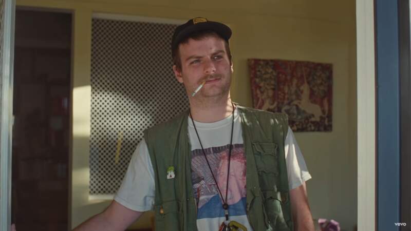 Mac DeMarco est vu dans Stargazing de The Neighbourhood.