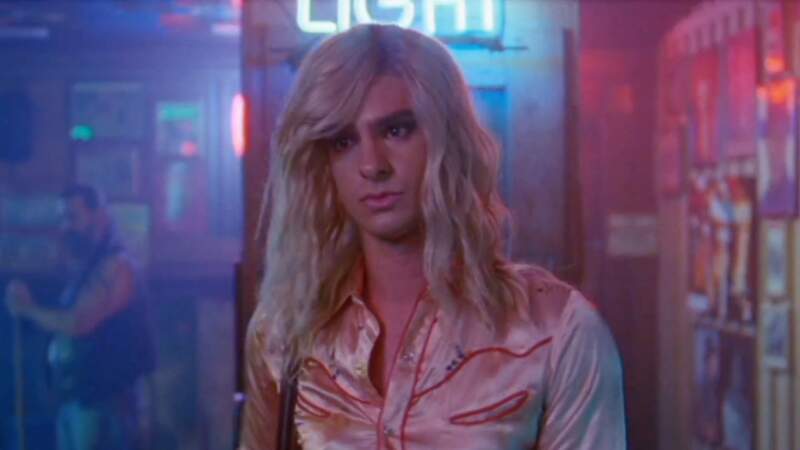 Dans le clip We Exist d'Arcade Fire, Andrew Garfield (Spider-Man) incarne une drag-queen.