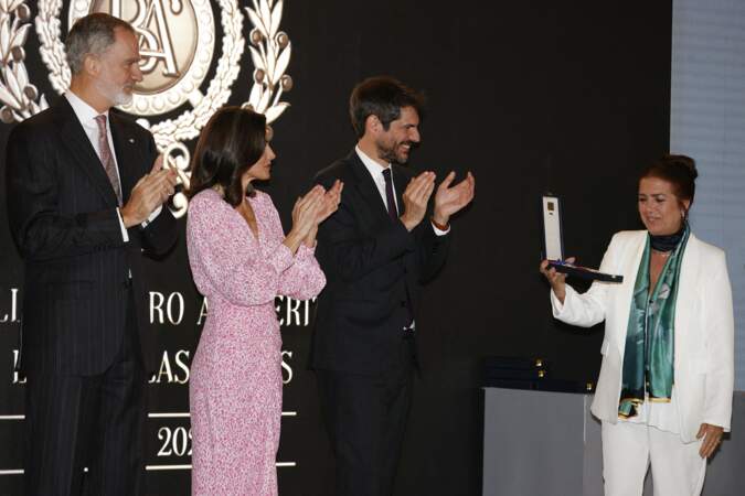 Le roi Felipe et la reine Letizia d'Espagne remettent les prix lors de la cérémonie des médailles d'or du mérite des beaux-arts 2022 au Palais des Congrès à Cadix.