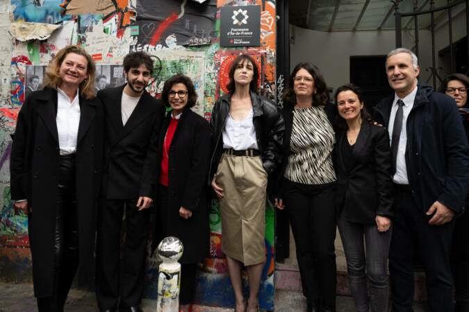 Charlotte Gainsbourg, Ben Attal, Rachida Dati posent pour une photo avec certains membres proches de la nouvelle Maison des Illustres