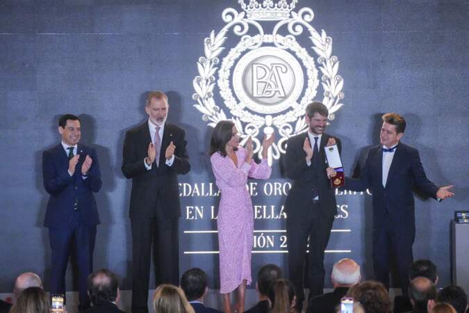Le roi Felipe et la reine Letizia d'Espagne remettent les prix lors de la cérémonie des médailles d'or du mérite des beaux-arts 2022 au Palais des Congrès à Cadix.