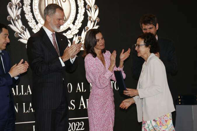 Le roi Felipe, la reine Letizia d'Espagne lors de la cérémonie des médailles d'or du mérite des beaux-arts 2022 au Palais des Congrès à Cadix.