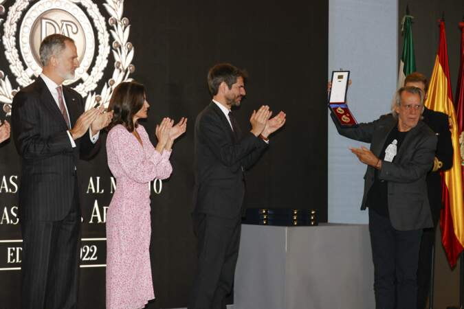 Le roi d'Espagne Felipe VI et la reine Letizia avec Juan Manuel Moreno Bonilla lors de la remise des médailles d'or du mérite des beaux-arts 2022 à Cadix le mercredi 3 avril 2024.