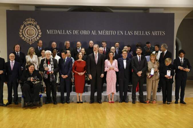 Le roi d'Espagne Felipe VI et la reine Letizia Ortiz avec Juan Manuel Moreno Bonilla , Carmen Elias , Santiago Auseron , ALejandro Sancho , Tomas Alia lors de la remise des médailles d'or du mérite des beaux-arts à Cadix.