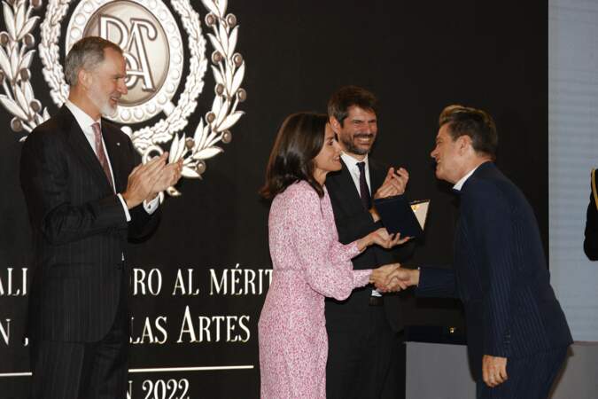 Le roi Felipe et la reine Letizia d'Espagne avec Santiago Auseron lors de la cérémonie des médailles d'or du mérite des beaux-arts 2022 au Palais des Congrès à Cadix.