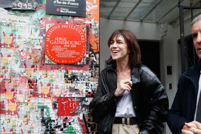 Ce mardi 2 avril 2024, Charlotte Gainsbourg a dévoilé la plaque « Maison des Illustres » à la résidence emblématique de son père, Serge Gainsbourg