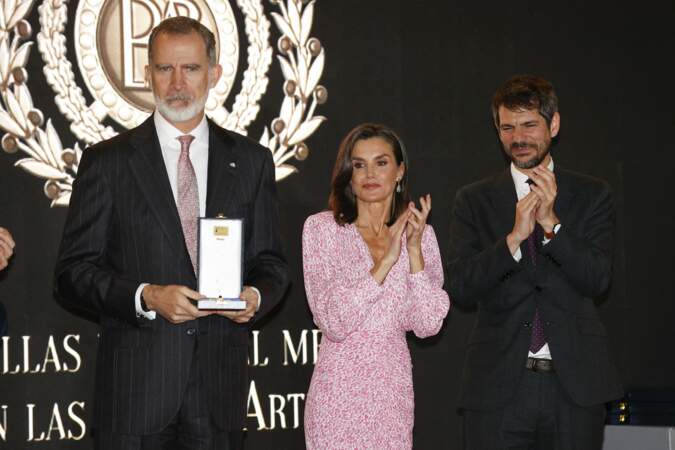 Le roi d'Espagne Felipe VI et la reine Letizia avec Juan Manuel Moreno Bonilla lors de la remise des médailles d'or du mérite des beaux-arts 2022 à Cadix le mercredi 3 avril 2024.