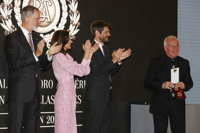 Le roi Felipe et la reine Letizia d'Espagne avec Victor Manuel lors de la cérémonie des médailles d'or du mérite des beaux-arts 2022 au Palais des Congrès à Cadix.