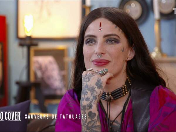 Arrivée à la deuxième saison de l'émission, Dodie est une tatoueuse du genre rockeuse.