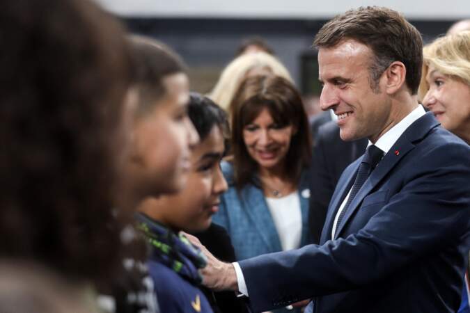 Emmanuel Macron a aussi pris le temps de discuter avec des enfants durant cette visite.