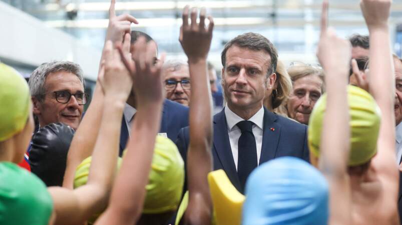 Le président français Emmanuel Macron inaugure le centre aquatique olympique (CAO) à Saint-Denis le 4 avril 2024.