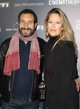 Zinedine Soualem et sa compagne Caroline Faind lors de l'inauguration de l’exposition "L'Art de James Cameron"