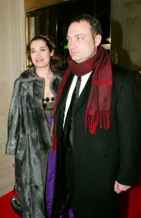 Emmanuelle Devos a été l'épouse de Gilles Cohen avec qui elle a eu deux enfants.
Depuis 2006, elle vit avec l'acteur Jean-Pierre Lorit.