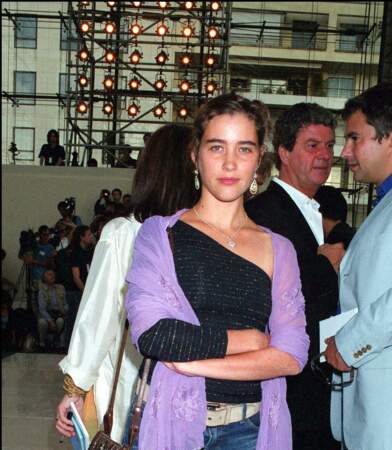 En 1999, elle poursuit sa carrière en jouant dans les films "Le libertin" de Gabriel Aghion et "Pas de scandale" de Benoît Jacquot.