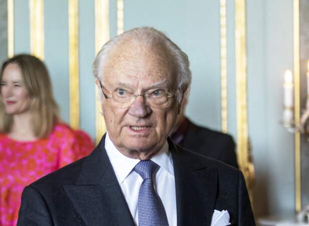 En parallèle, le roi Carl XVI Gustaf assiste à la cérémonie de remise de la médaille du roi pour services rendus au sport suédois, lui aussi au Palais royal 