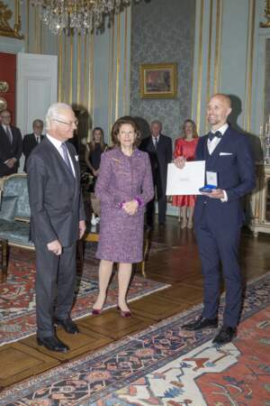 Le nageur suédois, Lars Frölander, reçoit sa médaille du roi pour services rendus au sport suédois