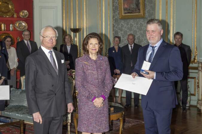 Le skieur de fond suédois, Per Elofsson, reçoit sa médaille du roi pour services rendus au sport suédois