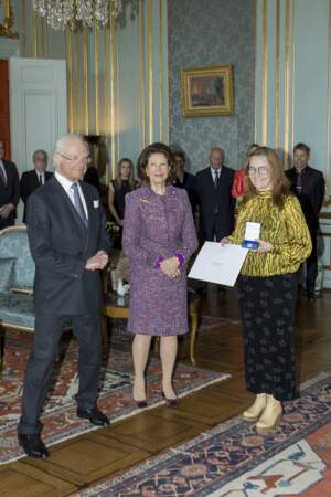 La biathlète suédoise, Anna-Karin Zidek, reçoit sa médaille du roi pour services rendus au sport suédois