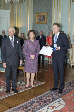 Le pongiste suédois, Jörgen Persson, reçoit sa médaille du roi pour services rendus au sport suédois