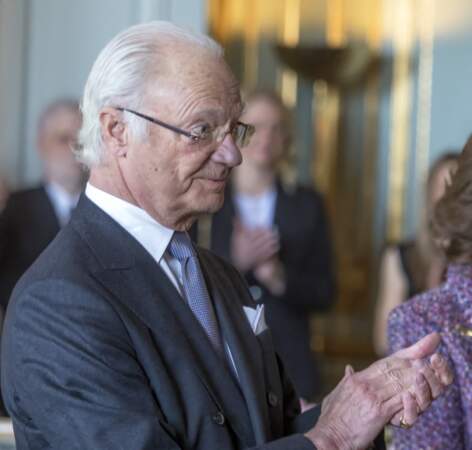 Le roi Carl XVI Gustaf applaudit pour féliciter les sportifs