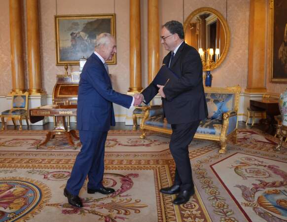 Pour ce moment il accueille le gouverneur de la Banque d'Angleterre, Andrew Bailey, au palais de Buckingham