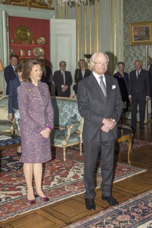 Le roi Carl XVI Gustaf et la reine Silvia assistent à la cérémonie de remise de la médaille du roi pour services rendus au sport suédois au Palais royal de Stockholm