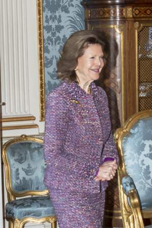 La reine Silvia de Suède semble heureuse de rencontrer les enfants
