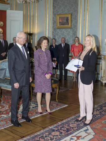 L'actrice suédoise, Sofia Mattsson, reçoit sa médaille du roi pour services rendus au sport suédois