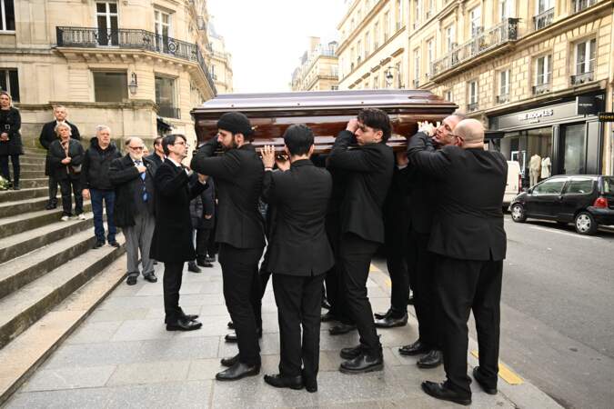Les proches de Alexis Grüss portent son cercueil. 