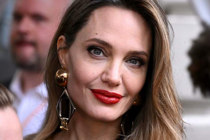 Angelina Jolie est présente car elle est la productrice de la comédie musicale The outsiders