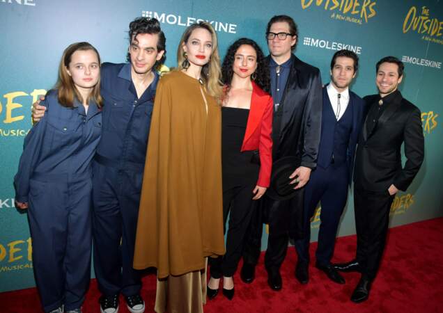 Angelina Jolie pose avec sa fille ainsi qu'avec les acteurs du spectacle sur le tapis rouge du théâtre Bernard B. Jacobs
