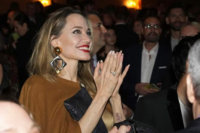 Angelina Jolie applaudit la performance des acteurs et semble ravie du show qu'elle a produit