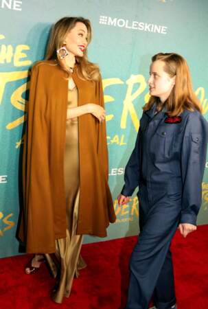 Angelina Jolie et sa fille Vivienne Jolie-Pitt lors de la soirée d'ouverture de la comédie musicale The Outsiders