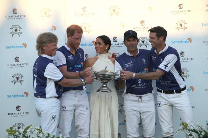 Le prince Harry et Meghan Markle posent après la victoire de son équipe, la Royal Salute Sentebale Team, sur la Grand Champions Team, lors du Royal Salute Polo Challenge.
