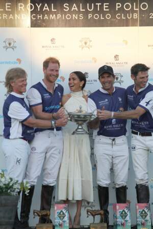 La duchesse de Sussex et le duc de Sussex, après la victoire de la Royal Salute Sentebale Team, sur la Grand Champions Team, lors du Royal Salute Polo Challenge.